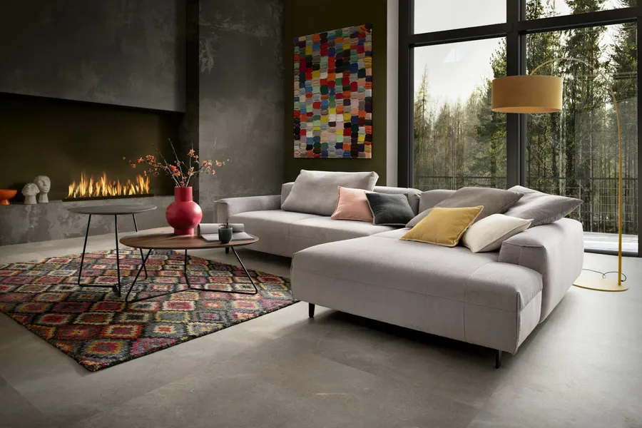 Wohnzimmer einrichten: Zonen, Polster, Licht und Materialien