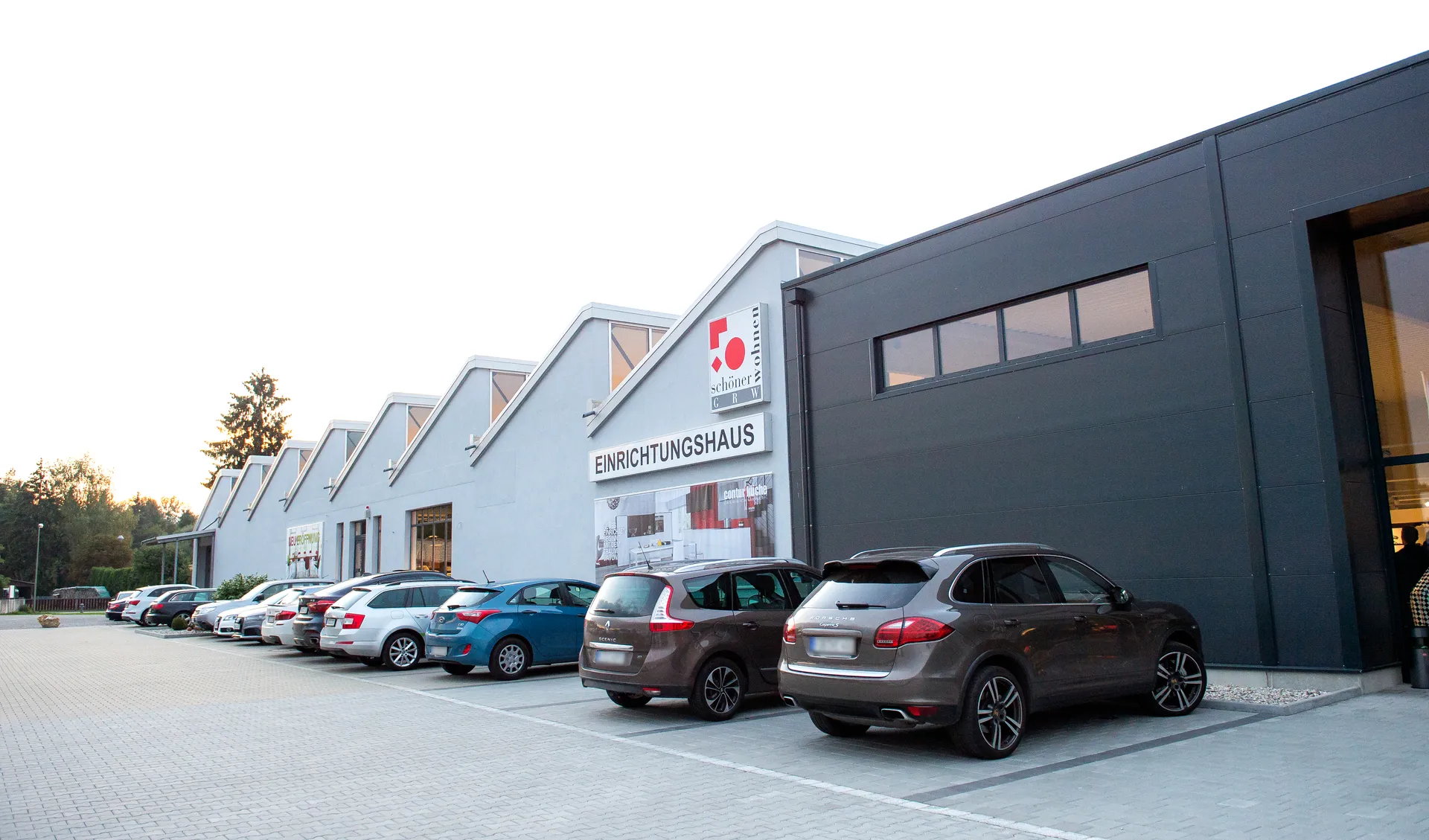 GRW Einrichtungshaus Thierhaupten – Außenansicht mit Parkplatz und Eingang
