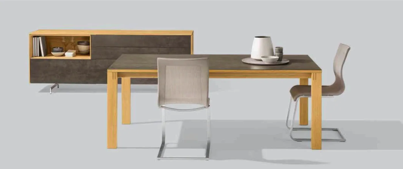 TEAM 7 tema Tisch in Ausstellungskontext mit Naturholzoberfläche