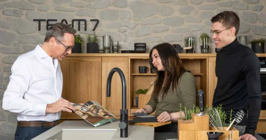 TEAM 7 Küchendetail mit verschiedenen Holzarten und Materialoptionen