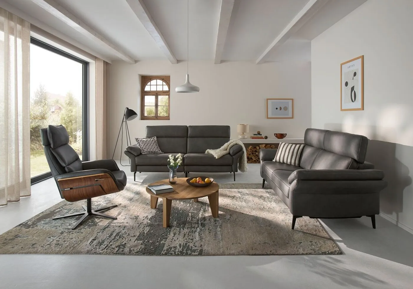 Wohnzimmer einrichten: Sofa, Sessel und Couchtisch als ruhiges Konzept