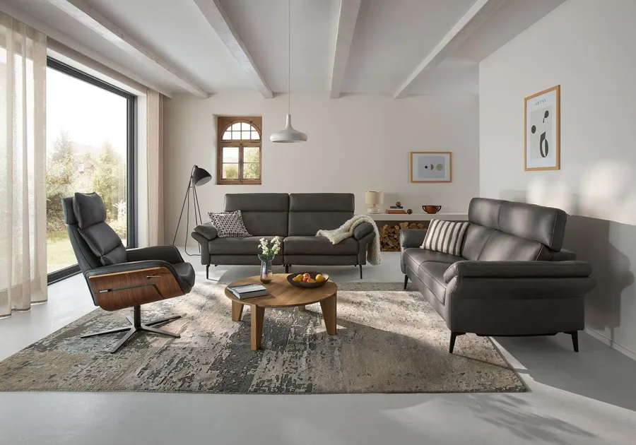 Wohnzimmer einrichten: Sofa, Sessel und Couchtisch als ruhiges Konzept