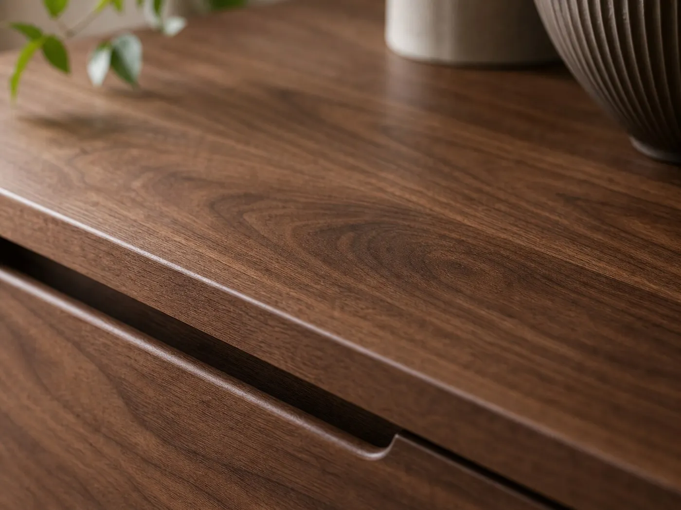 Stimmungsbild: Nussbaumholz mit warmer, tief schattierender Maserung