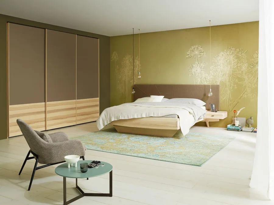 Schlafzimmer in Eiche massiv planen: ANREI als Materiallinie für Bett, Schrank, Nachtkonsole und Kommode