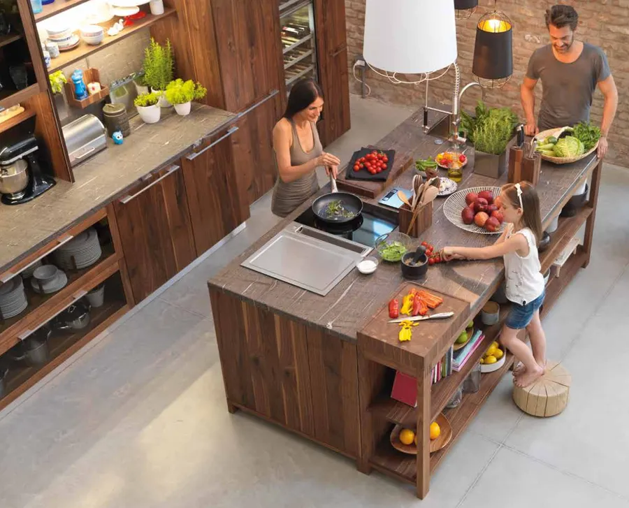 TEAM 7 loft Küche mit sichtbaren Holzstrukturen und klaren Linien
